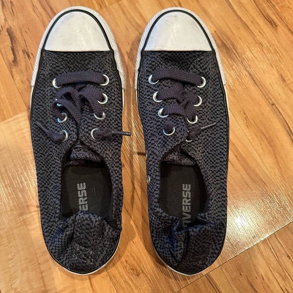 Converse Low Tops Women’s Size 7 Black & Grey LIKE NEW! - Picture 2 of 4